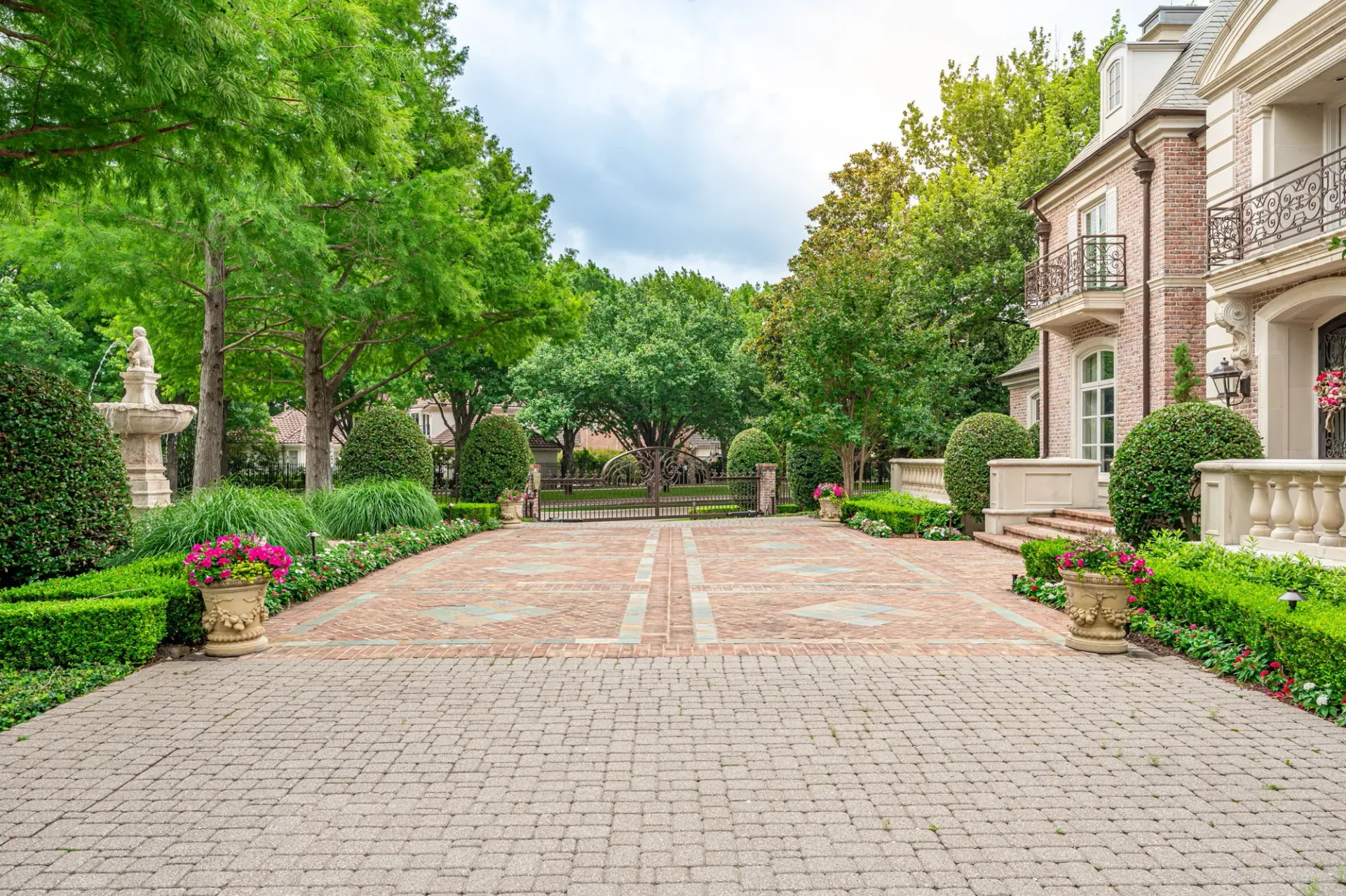 Expert Tips for Choosing the Right Landscaping Contractor in Dallas, TX