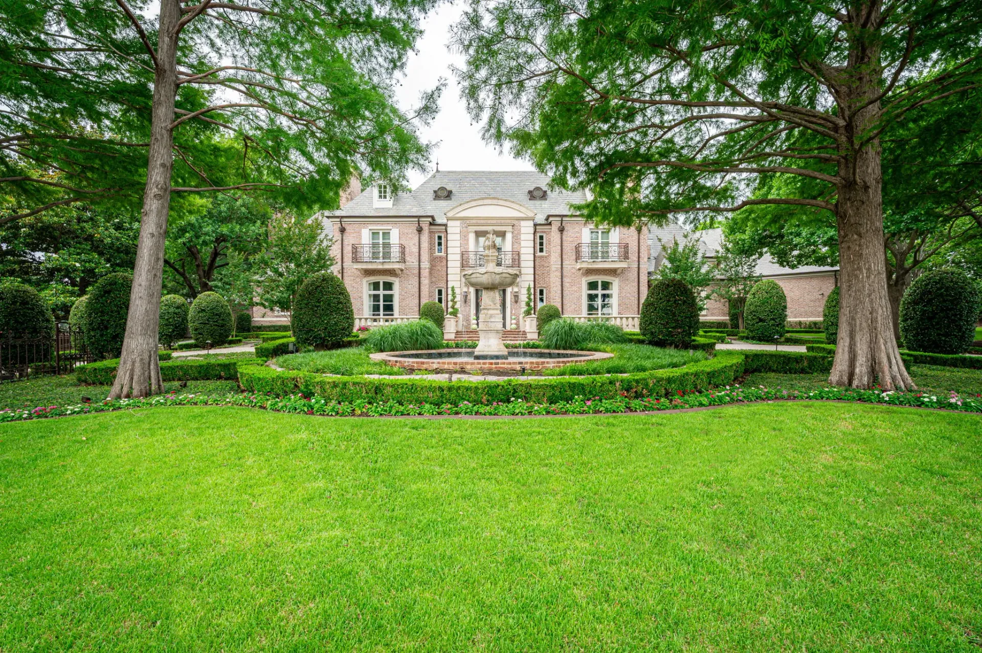 Why Hiring Local Landscaping Experts Makes a Difference in Long-Term Results