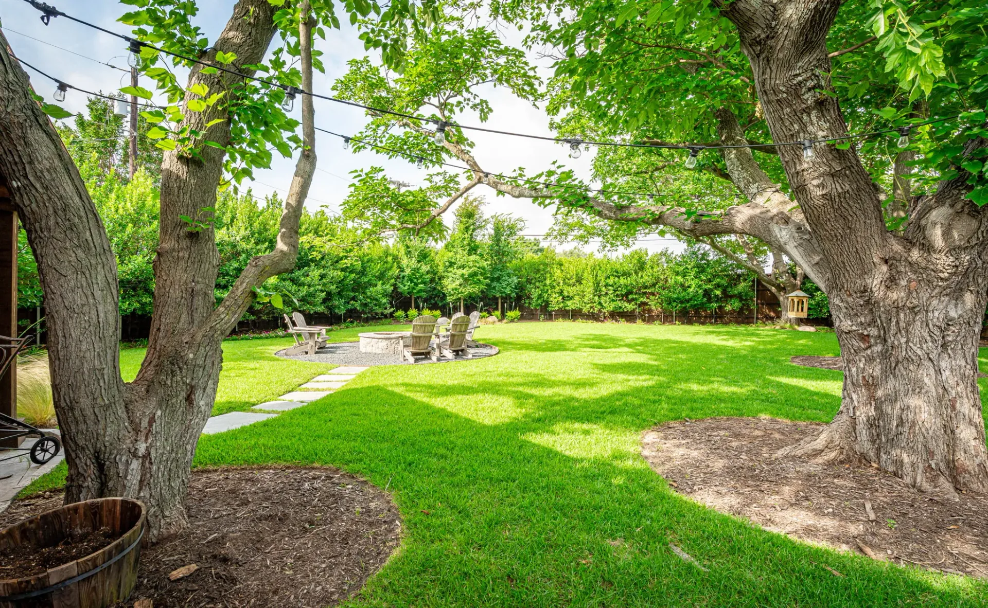 How Outdoor Lighting Design Changes Between Large Open Yards and Tight Urban Lots