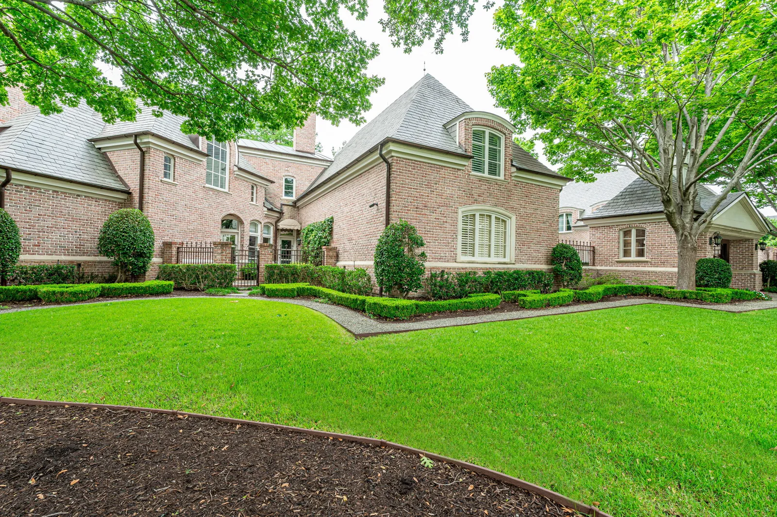 How to Choose the Right Landscape Maintenance Program in Dallas, TX