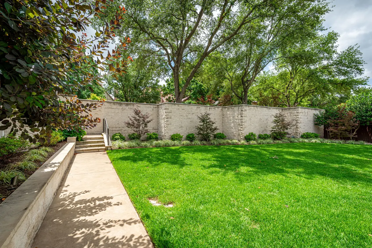 Landscaping services in Lakewood, TX