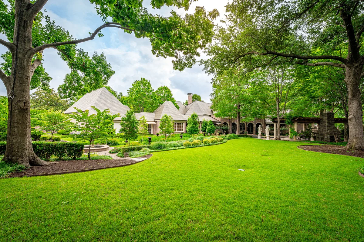 Lawn & Landscape Maintenance